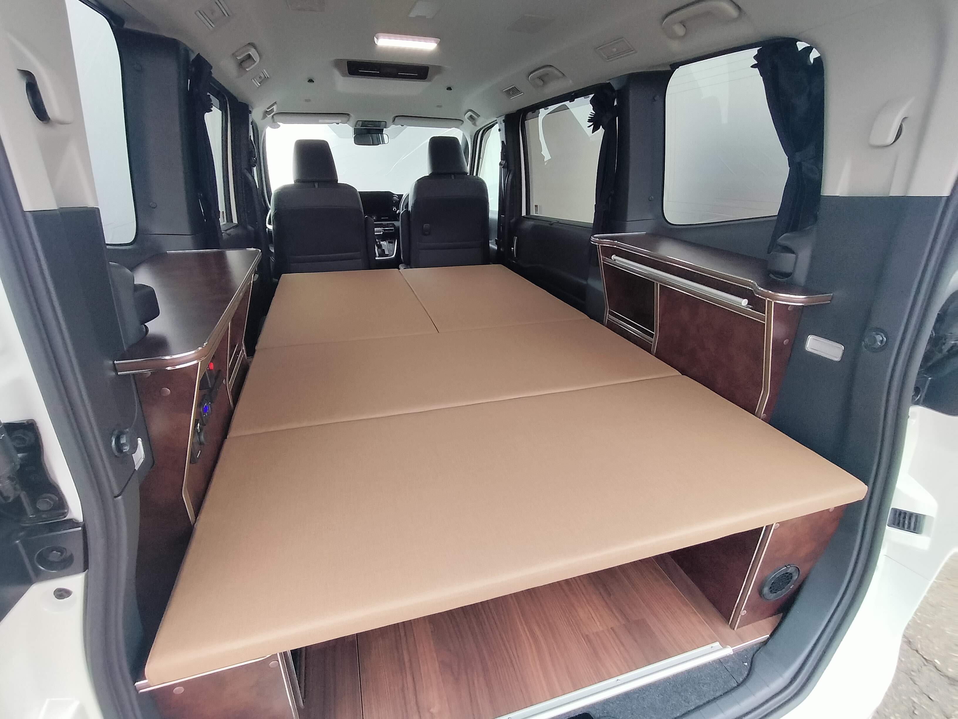 ダークブラウン内装